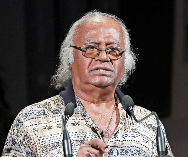 আমগ্ন কাটাকুটির কবি