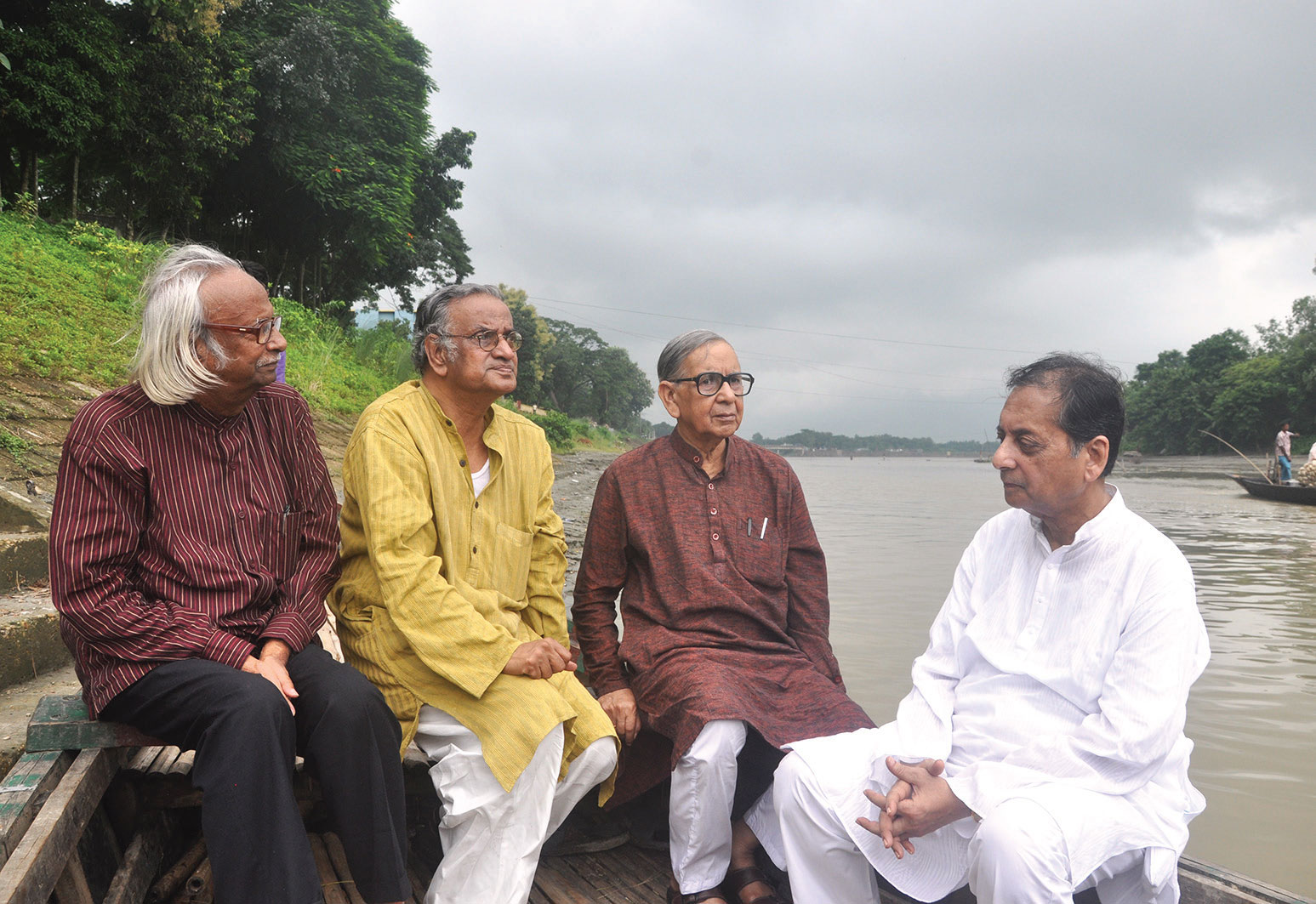 কাছের মানুষ আবুল হাসনাত