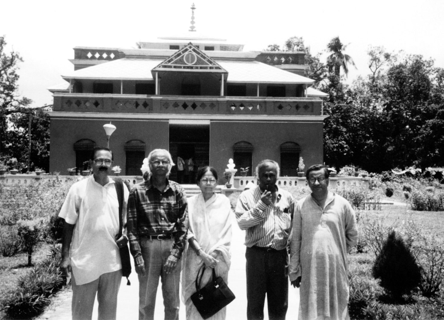 আবুল হাসনাত : রোদ্দুর ঢেকে যাচ্ছে কালো মেঘে