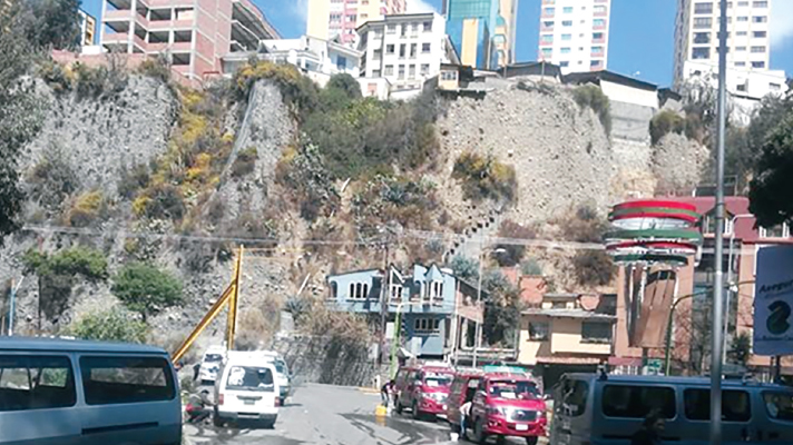 বলিভিয়া : বরফাবৃত পর্বতশৃঙ্গ, রাস্তায় রাস্তায় বরফ আর দুরন্ত হাওয়া