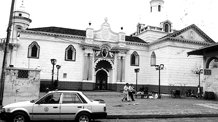 শূন্য অক্ষাংশে দাঁড়িয়ে