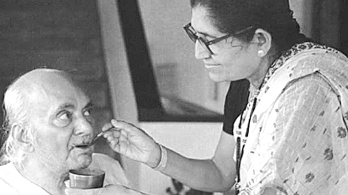 যখন অগ্নি-গিরি গিরি-মল্লিকার ফুলে ফুলে ছেয়ে গিয়েছিল