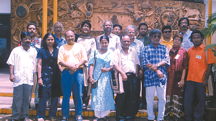 এই মাটিতেই শেকড় খুঁজি