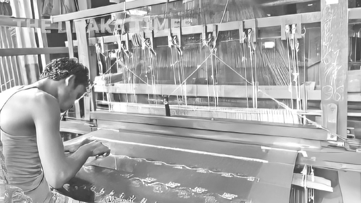 পৃথিবীর তাঁতঘর